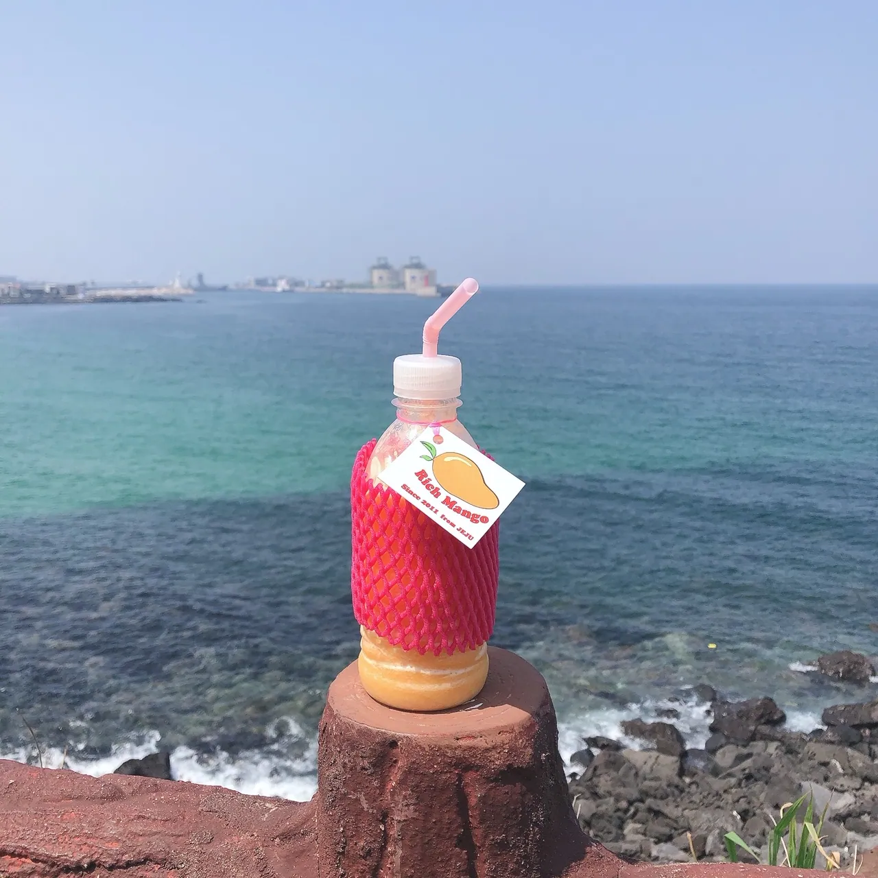 리치망고 애월본점 — 애월 바다를 배경으로 든 망고 음료 (2020-04-04 촬영)