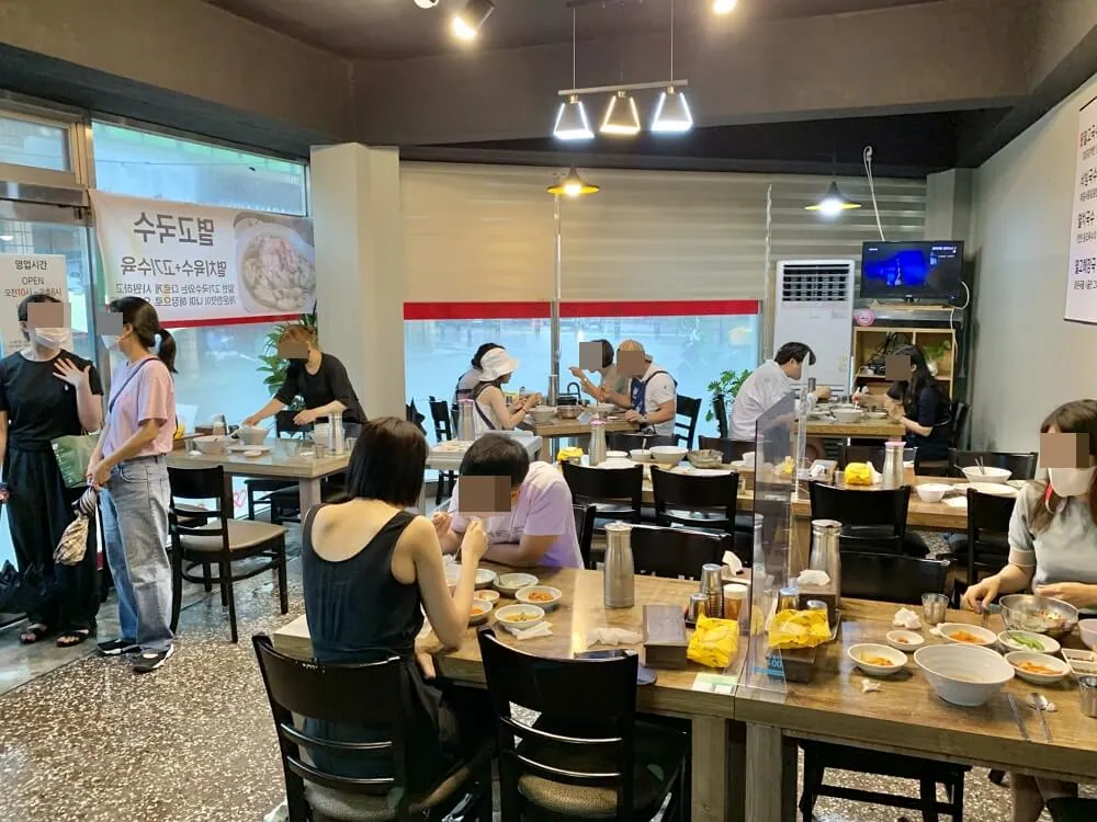 고씨네천지국수 올레시장본점 — 식당 내부 전경 (2022-07-22 게시, 촬영일 미확인)