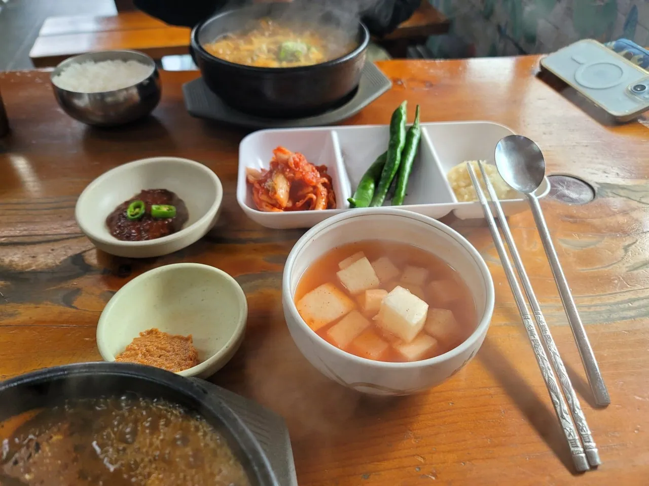 삼일식당 — 함께 나온 밑반찬 (2025-09-09 게시, 촬영일 미확인)