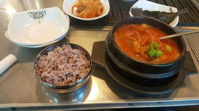 협재더꽃돈 — 김치찌개와 밥 (2017-11-04 게시, 촬영일 미확인)
