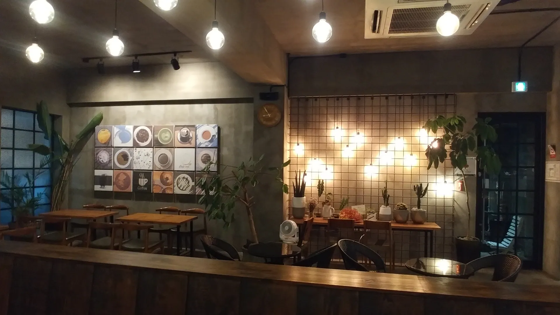 제주카페코지 — 카페 내부 좌석 (2018-08-02 게시, 촬영일 미확인)