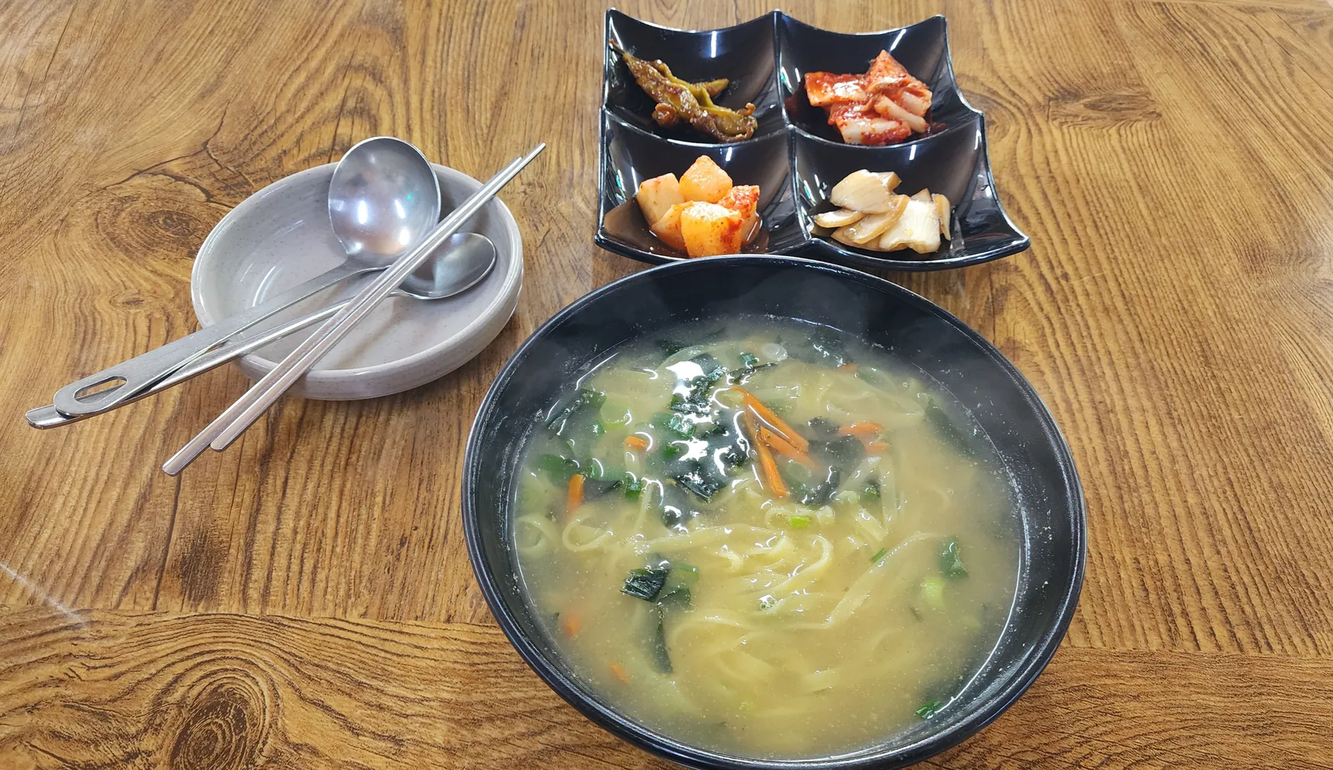 영진보말칼국수제주협제점 — 보말칼국수 상차림 (2025-05-06 게시, 촬영일 미확인)