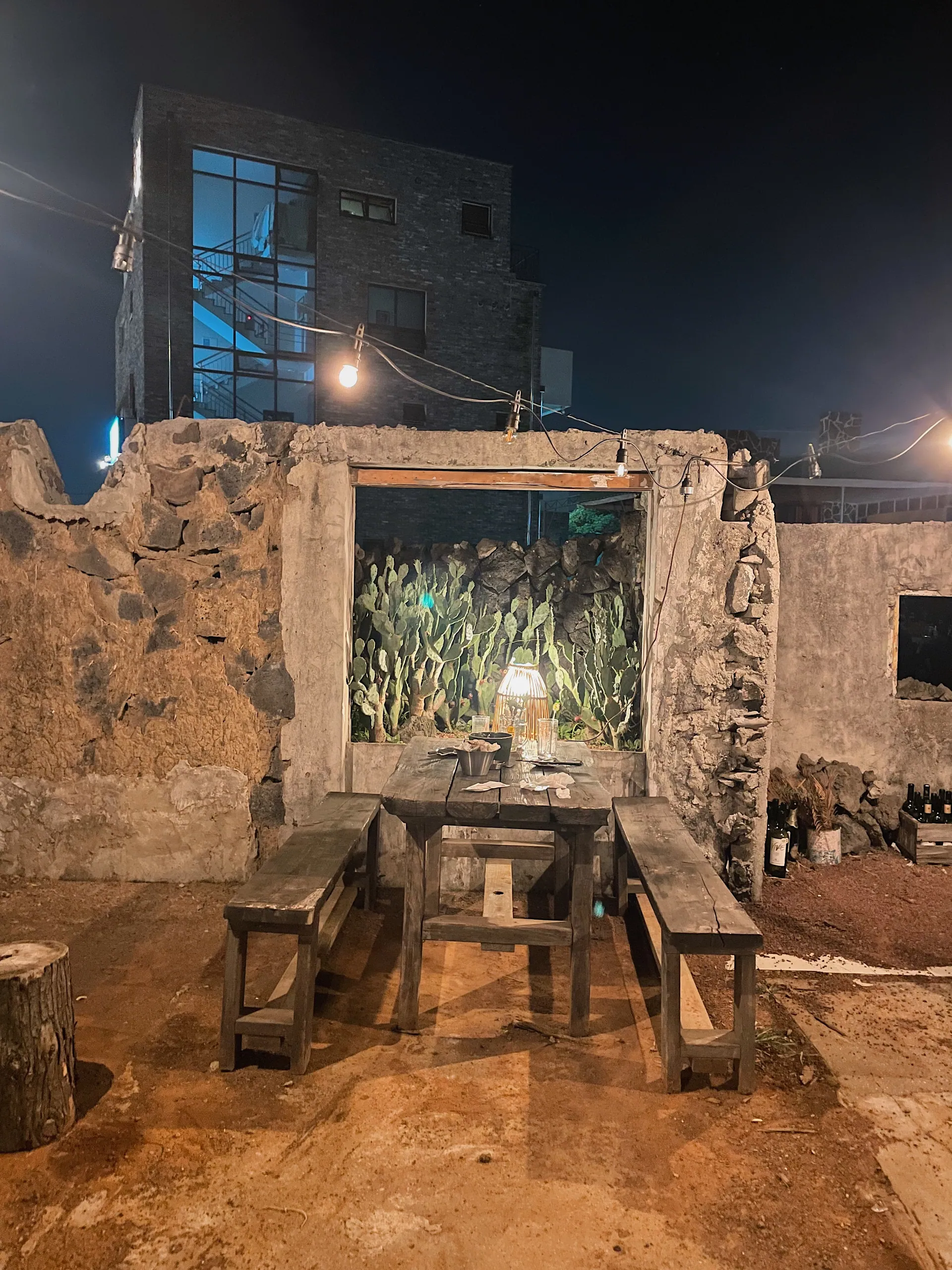 달사막 — 야외 거울과 좌석 (2021-10-04 원본 EXIF 촬영일; 2022-11-01 게시)