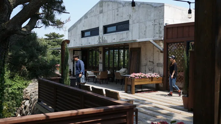 브루클린 제주 — 테라스에서 바라본 카페 건물 (2018-05-23 게시, 촬영일 미확인)