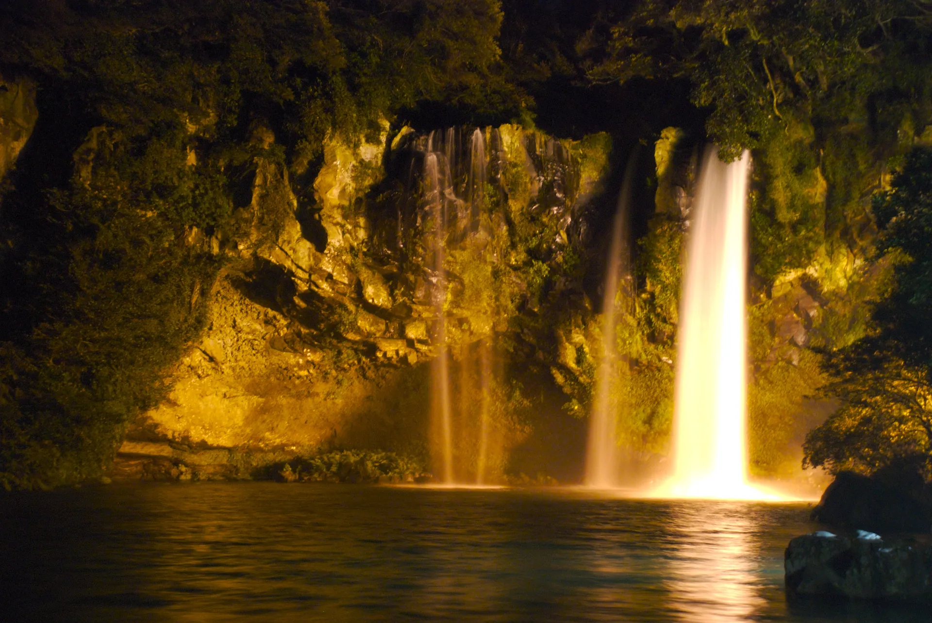 File:Cheonjiyeon Waterfall at night.jpg · 자료 표기일 2007-08-18