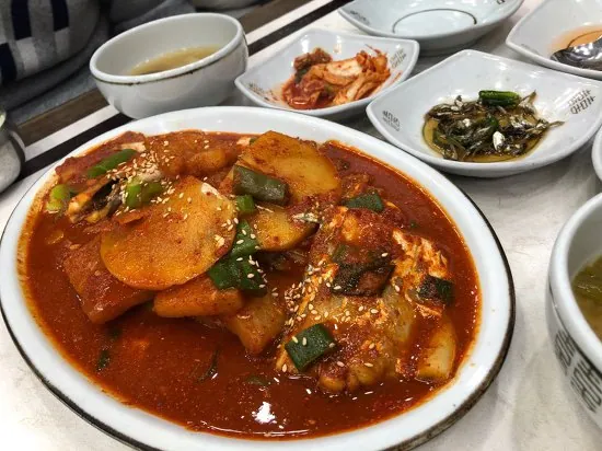 네거리식당 — 주문한 갈치조림과 반찬 (2019-01-02 게시, 촬영일 미확인)