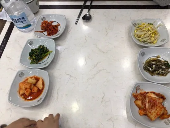 네거리식당 — 식탁에 놓인 반찬 (2019-01-02 게시, 촬영일 미확인)
