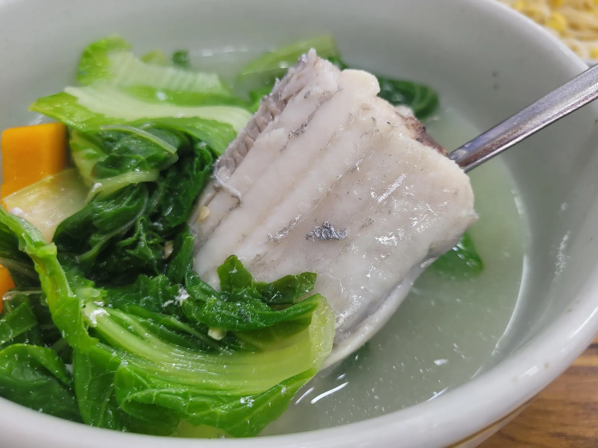 네거리식당 — 네거리식당 숟가락에 올린 갈치살 (2023-06-15 게시, 촬영일 미확인)