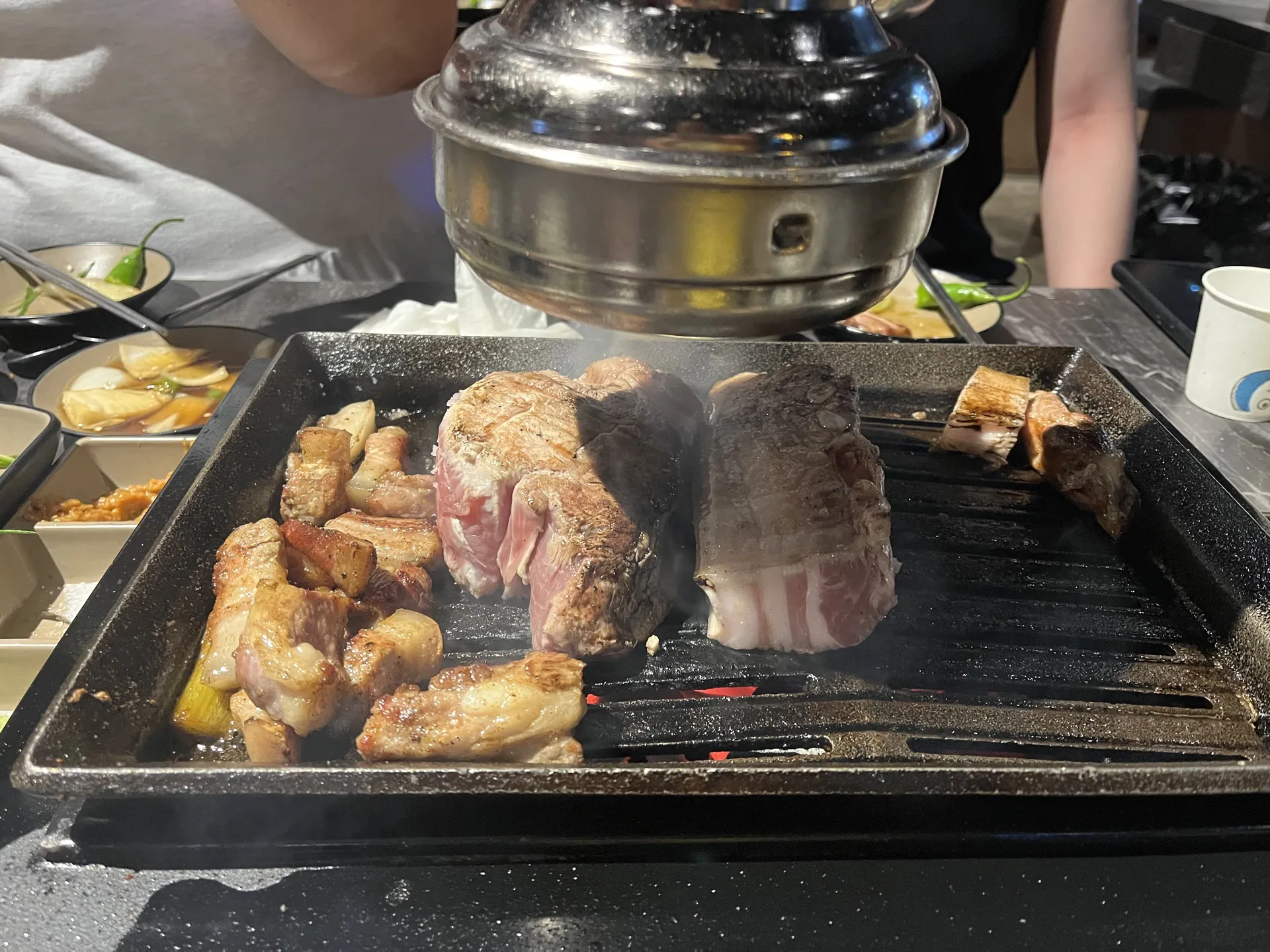 금돗 성산 흑돼지 — 구워지는 흑돼지 모둠 (2023-07-28 게시, 촬영일 미확인)