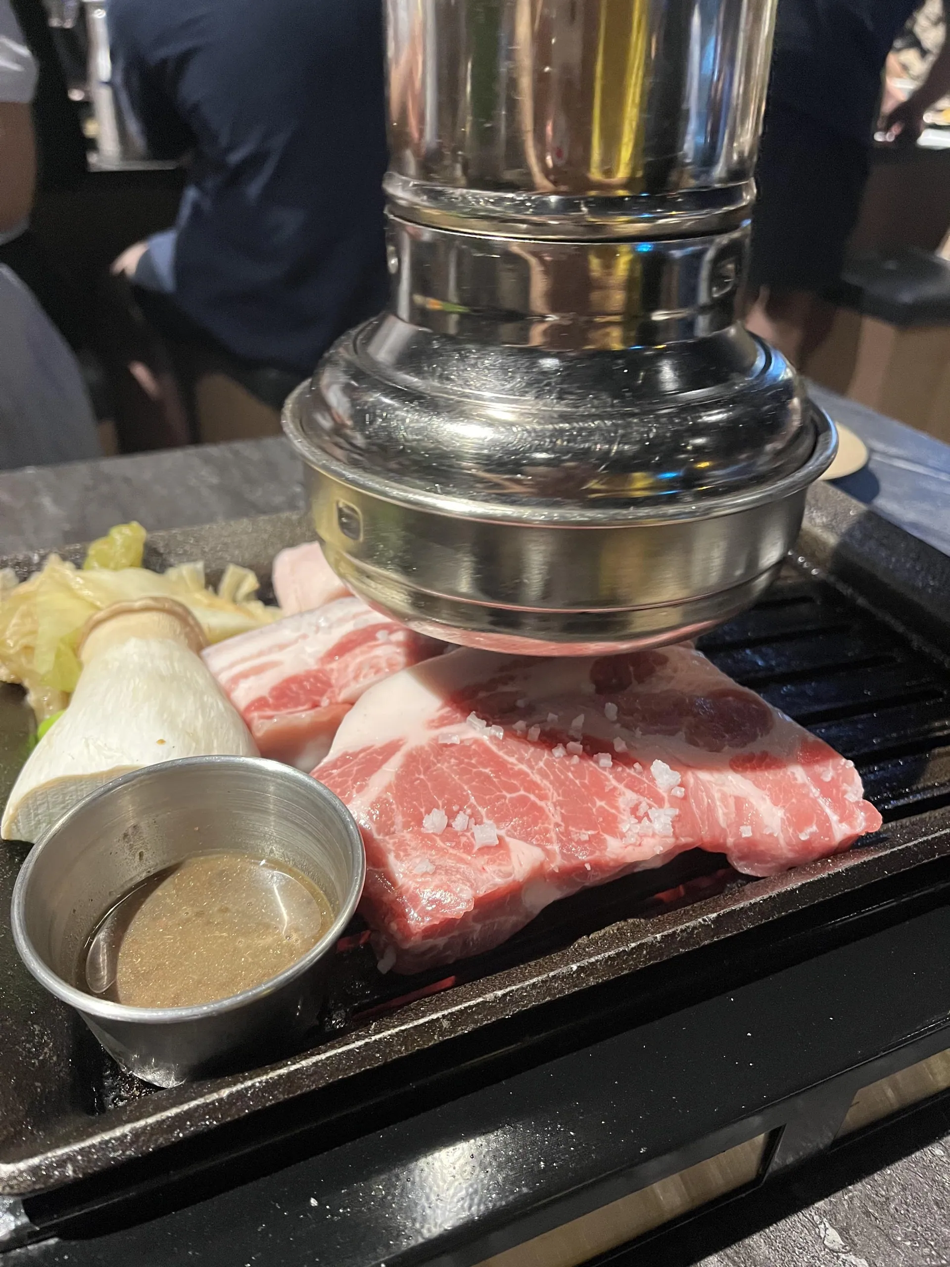 금돗 성산 흑돼지 — 불판 위 흑돼지와 버섯 (2023-07-28 게시, 촬영일 미확인)