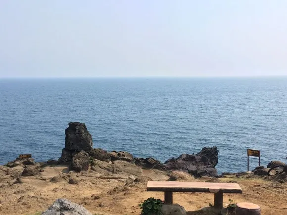 남원큰엉해안경승지 — 바닷가 벤치와 큰엉 표석 (2018-04-11 게시, 촬영일 미확인)