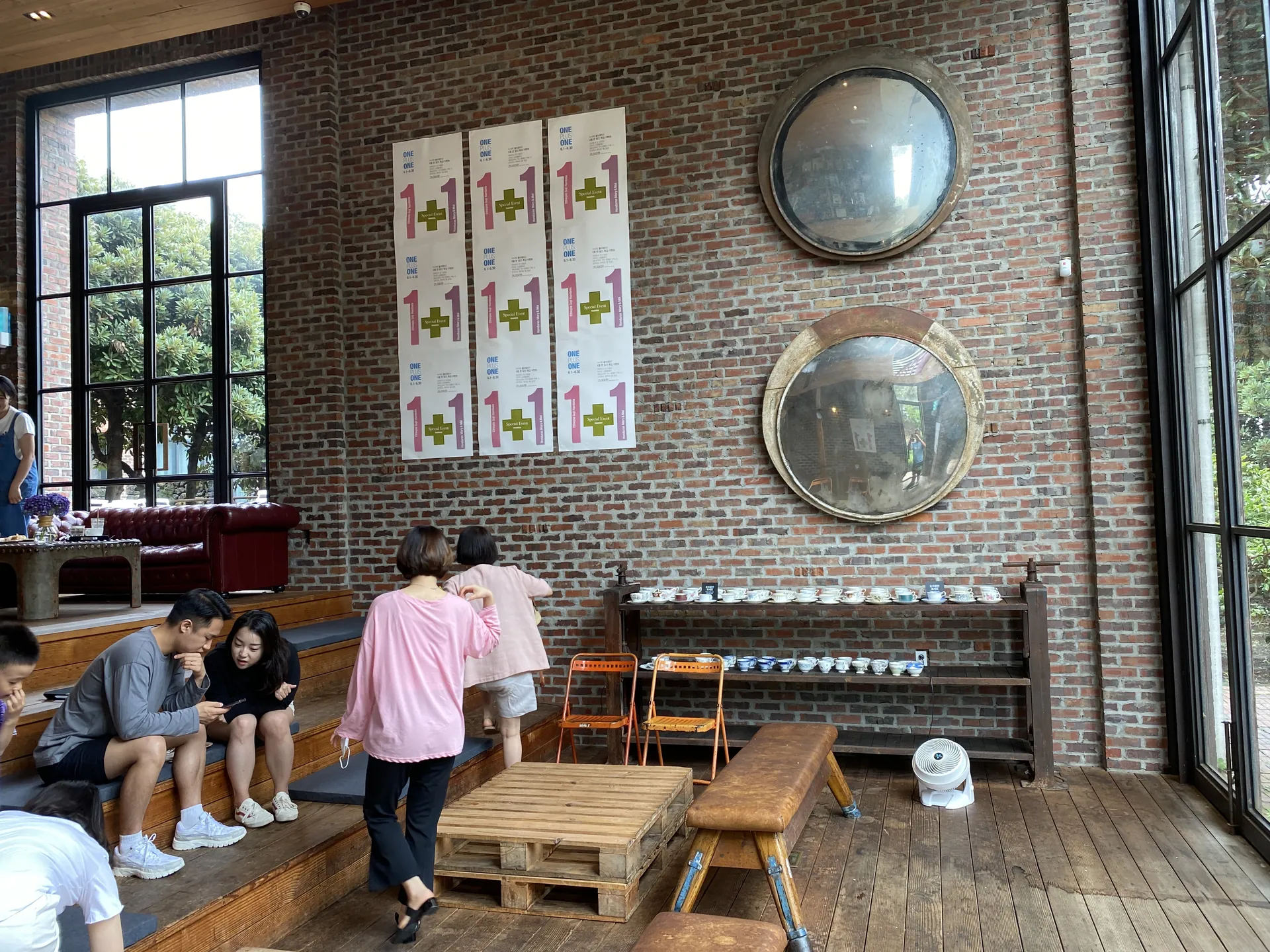 테라로사 서귀포점 — 매장 안 계단과 좌석 (2020-06-13 촬영)