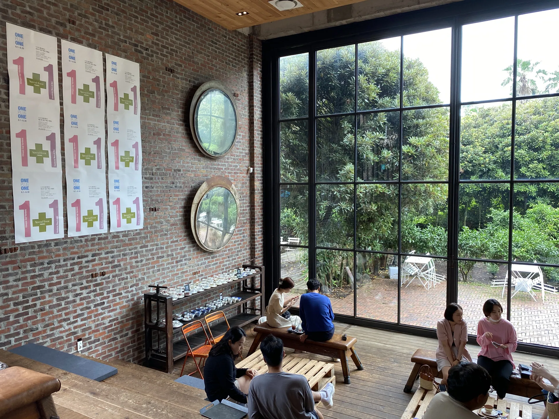 테라로사 서귀포점 — 큰 창과 정원 전망 (2020-06-13 촬영)