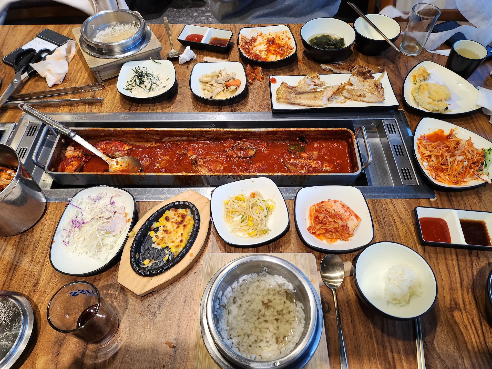색달식당 서귀포본점 — 식사 중 상차림 (2024-04-30 게시, 촬영일 미확인)