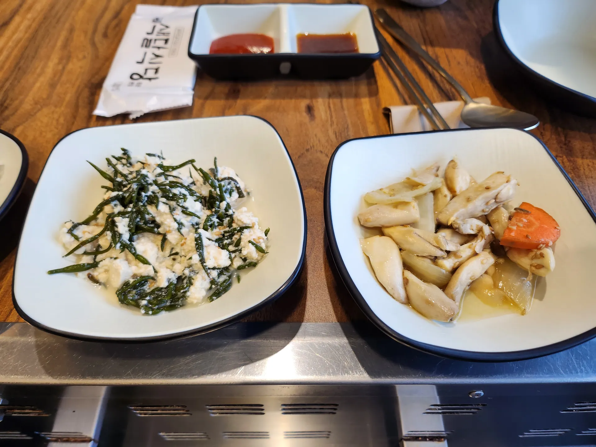 색달식당 서귀포본점 — 톳두부와 버섯 반찬 (2024-04-30 게시, 촬영일 미확인)