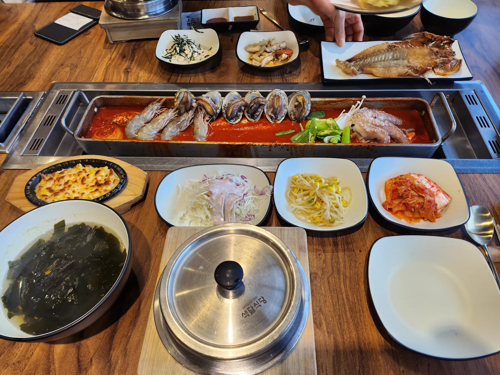 색달식당 서귀포본점 — 조림과 구이·미역국 상차림 (2024-04-30 게시, 촬영일 미확인)