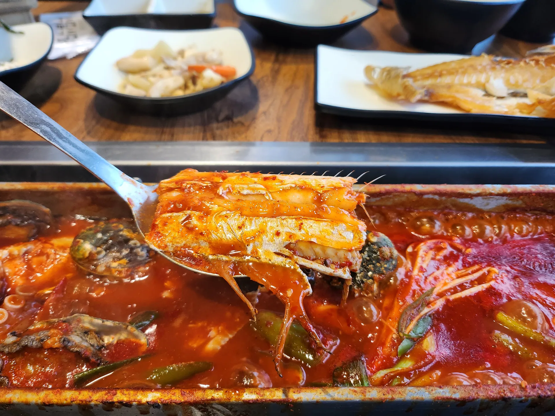 색달식당 서귀포본점 — 숟가락에 올린 갈치살 (2024-04-30 게시, 촬영일 미확인)