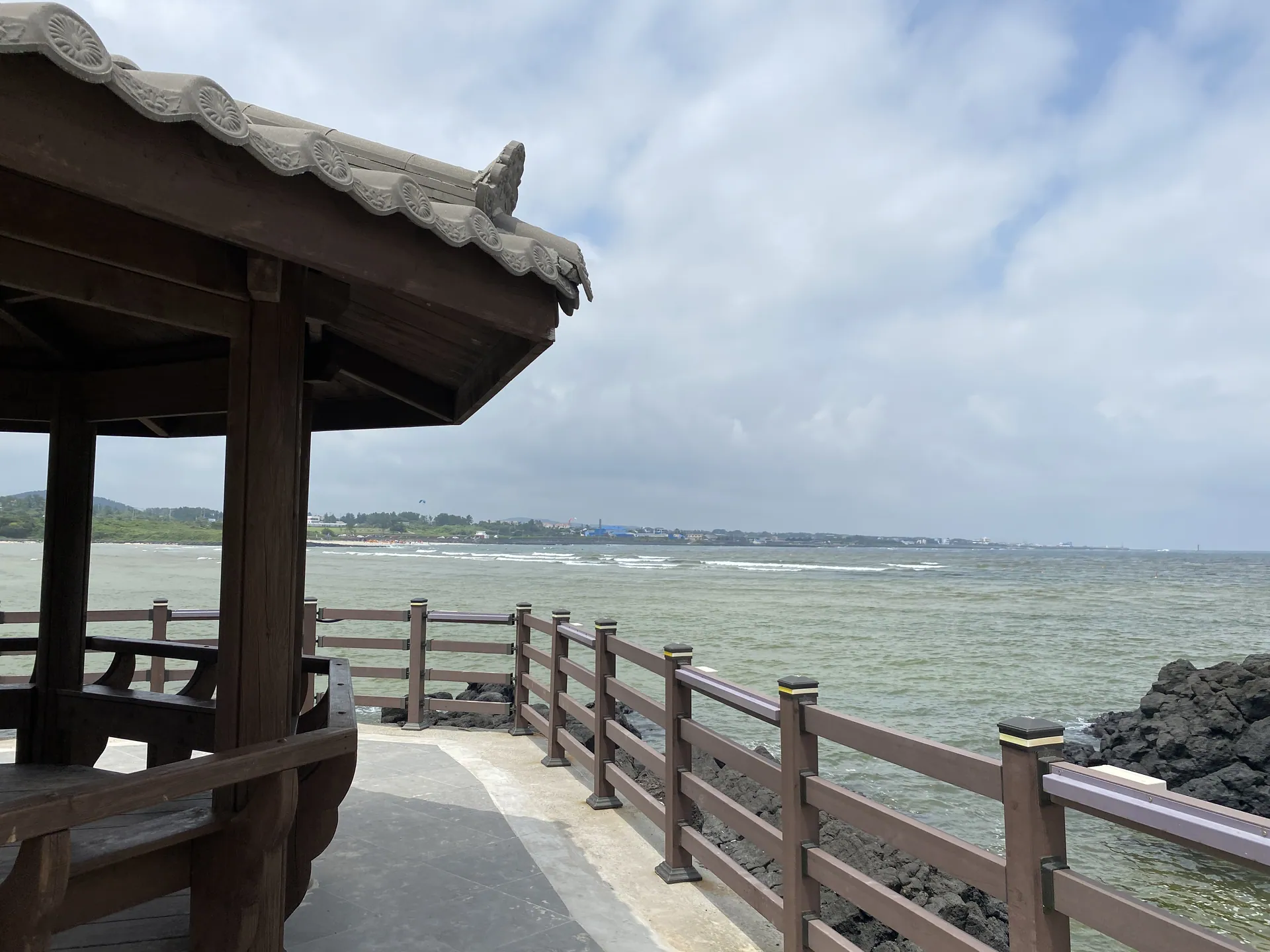 표선해수욕장 — 정자에서 바라본 해변 (2021-08-27 게시, 촬영일 미확인)