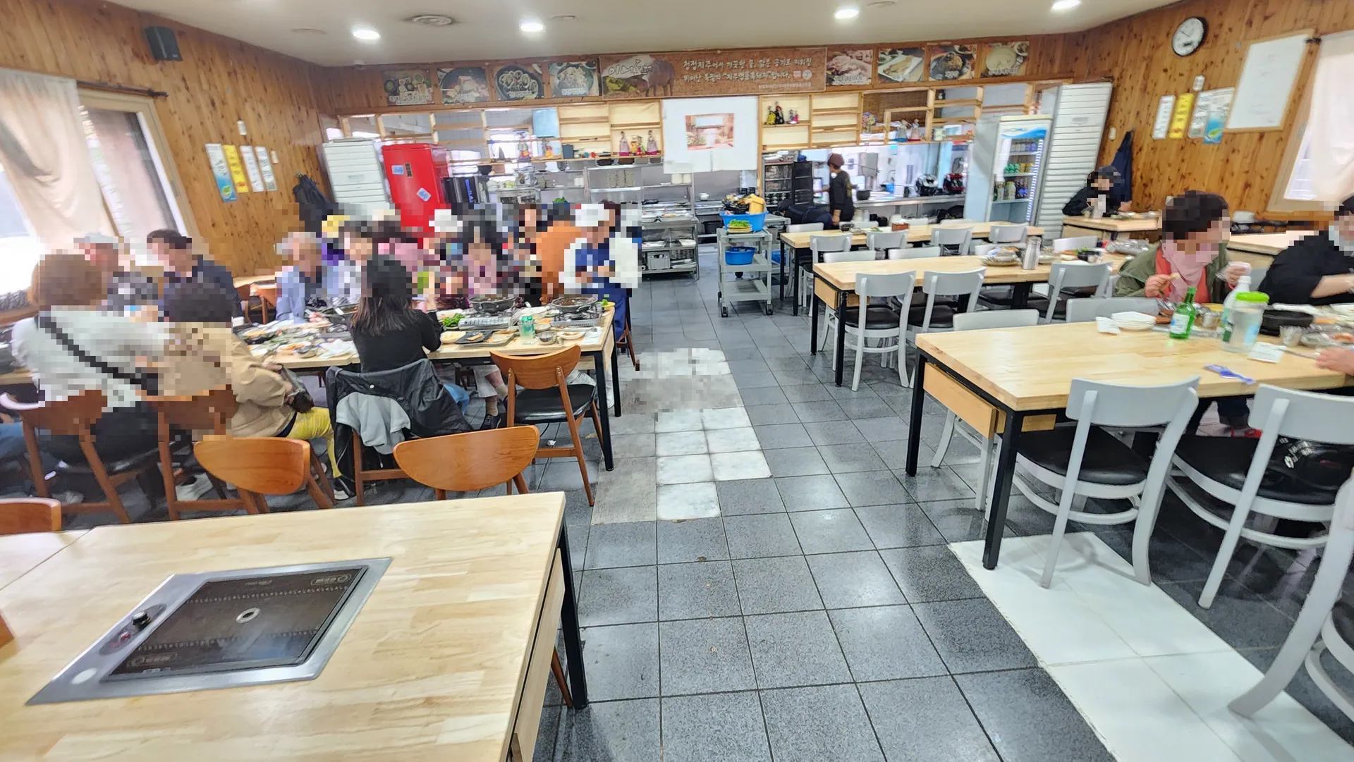 돌집식당 — 원문에서 얼굴을 모자이크한 식당 홀 (2024-05-14 게시, 촬영일 미확인)