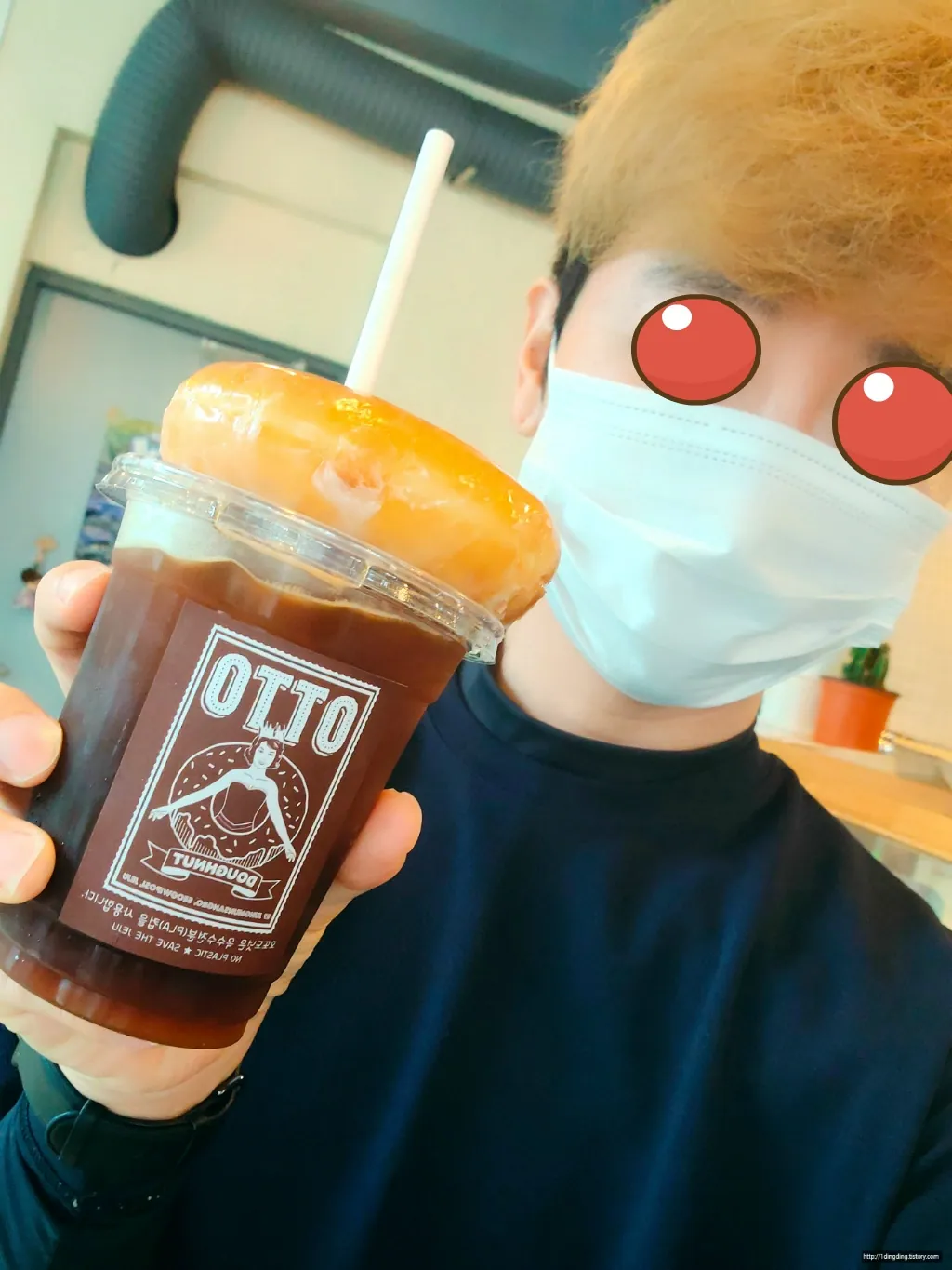 오또도넛 — 원문에서 얼굴을 가린 방문자의 커피와 도넛 (2020-08-09 게시, 촬영일 미확인)
