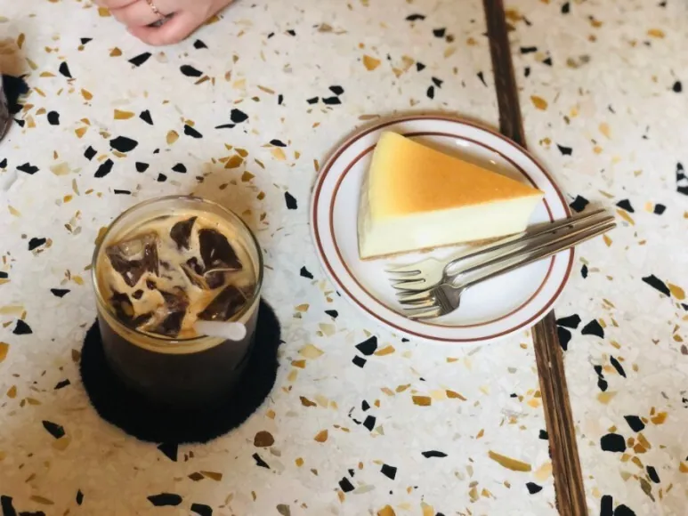 헤리티지클럽 · 원문 게시 당시 방문 사진 (2021-10-16T09:21:33+09:00). 서순라길75 헤리티지클럽 간판·실내·창밖 경관·주문품 확인. 인물 중심 창가 사진12 보류.