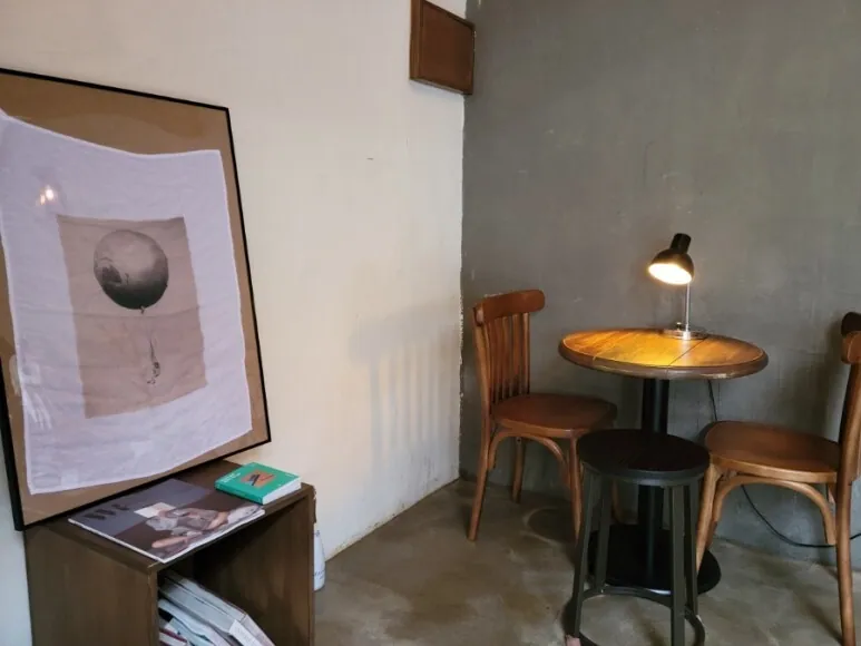 헤리티지클럽 · 원문 게시 당시 방문 사진 (2021-10-16T09:21:33+09:00). 서순라길75 헤리티지클럽 간판·실내·창밖 경관·주문품 확인. 인물 중심 창가 사진12 보류.