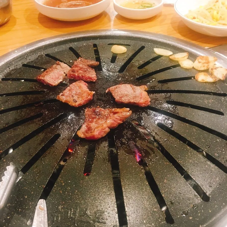 모이소 한마리정육식당 종로점 · 원문 게시 당시 방문 사진 (2017-05-10T12:15:11+09:00). 원문 지점·방문 서술과 현장 간판·공간·음식 사진을 대조해 직접 촬영 및 대상 귀속 확인.