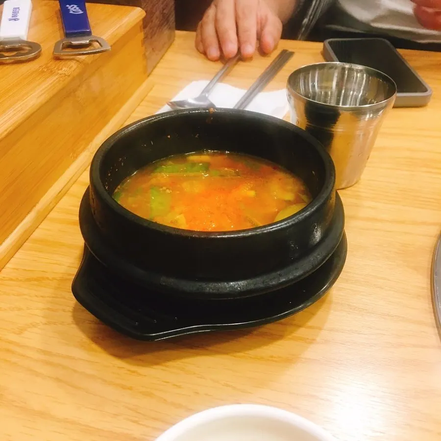 모이소 한마리정육식당 종로점 · 원문 게시 당시 방문 사진 (2017-05-10T12:15:11+09:00). 원문 지점·방문 서술과 현장 간판·공간·음식 사진을 대조해 직접 촬영 및 대상 귀속 확인.