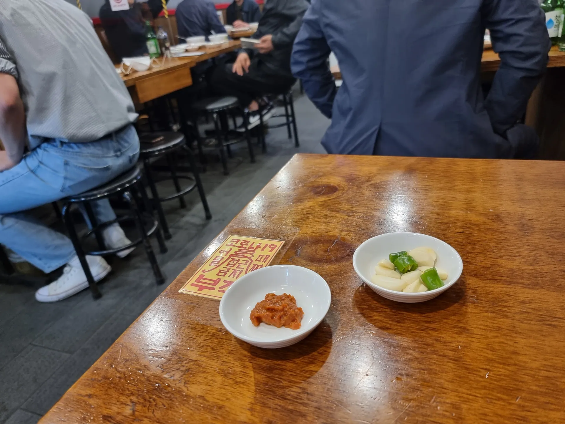 육회자매집 본점 · 원문 게시 당시 방문 사진 (2022-05-06T08:09:31+09:00). 종로200-4 육회자매집 본점 상호와 본문·주문 음식 대조. 유명인 사인 벽 확대컷 보류.