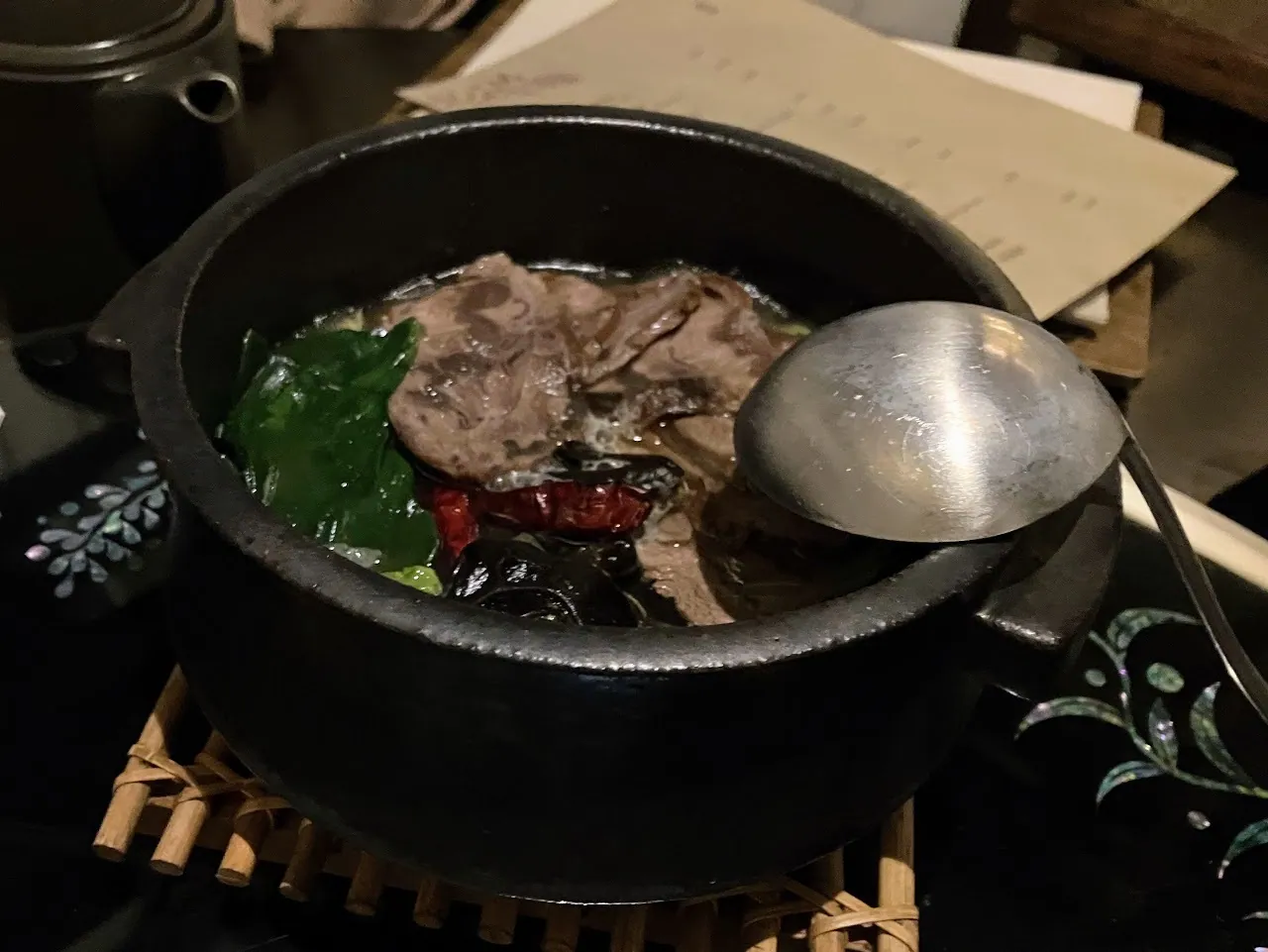 고량주관 종로 본점 · 원문 게시 당시 방문 사진 (2022-12-19T11:21:11+09:00). 청계천로77-3 고량주관 본점 방문·직접 요리·페어링 주류·실내 확인. 서예 중심20은 별도 저작물 권리 미확인으로 보류.