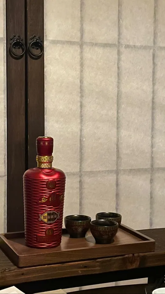 고량주관 종로 본점 · 원문 게시 당시 방문 사진 (2022-12-19T11:21:11+09:00). 청계천로77-3 고량주관 본점 방문·직접 요리·페어링 주류·실내 확인. 서예 중심20은 별도 저작물 권리 미확인으로 보류.