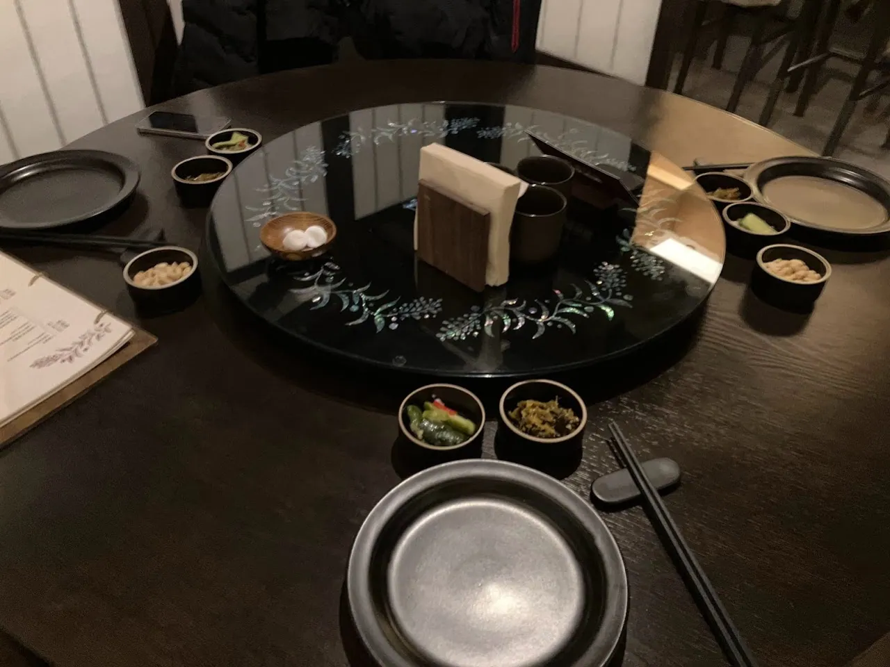 고량주관 종로 본점 · 원문 게시 당시 방문 사진 (2022-12-19T11:21:11+09:00). 청계천로77-3 고량주관 본점 방문·직접 요리·페어링 주류·실내 확인. 서예 중심20은 별도 저작물 권리 미확인으로 보류.