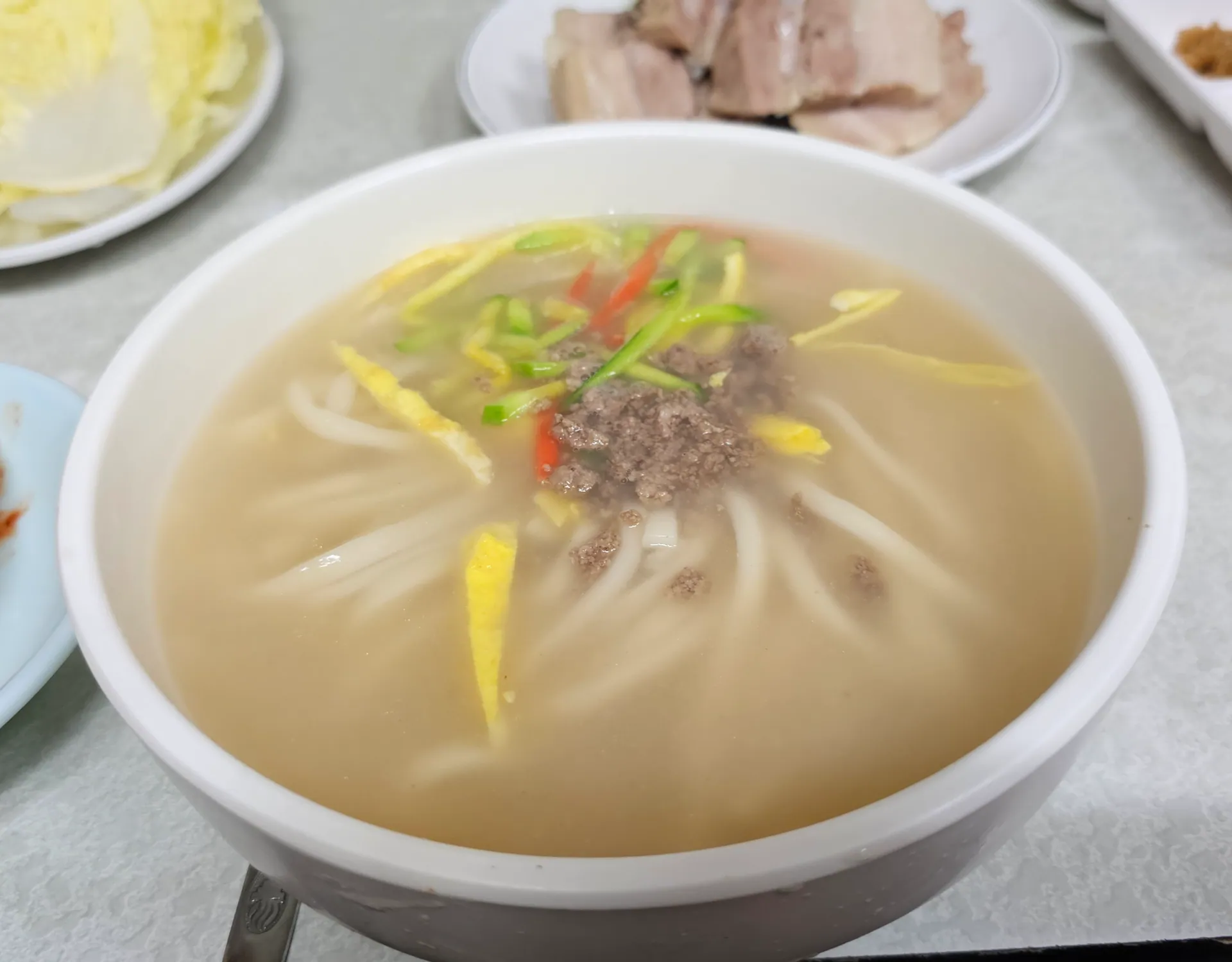 대련집 · 원문 게시 당시 방문 사진 (2024-02-17T09:12:15+09:00). 종로 대련집 직접 방문과 주문한 사골칼국수·수육 사진의 본문 연결 확인.