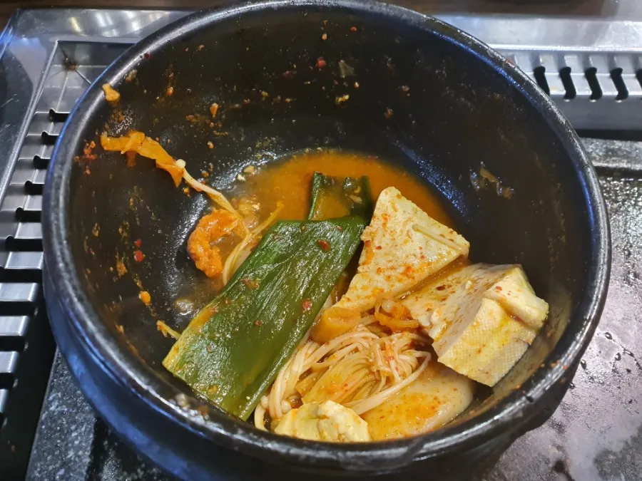 시민식당 종로본점 · 원문 게시 당시 방문 사진 (2019-11-29T09:32:49+09:00). 종로3가 시민식당 간판·층별 실내·직접 주문 고기와 찌개 확인. 방송/홍보사진 중심 안내문·메뉴는 보류; 빈 접시·잔반 단독 컷 제외. GIF는 전체 프레임 검수 후 원본 보조로만 사용.