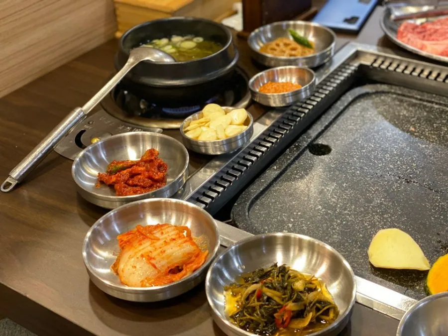 시민식당 종로본점 · 원문 게시 당시 방문 사진 (2019-11-29T09:32:49+09:00). 종로3가 시민식당 간판·층별 실내·직접 주문 고기와 찌개 확인. 방송/홍보사진 중심 안내문·메뉴는 보류; 빈 접시·잔반 단독 컷 제외. GIF는 전체 프레임 검수 후 원본 보조로만 사용.
