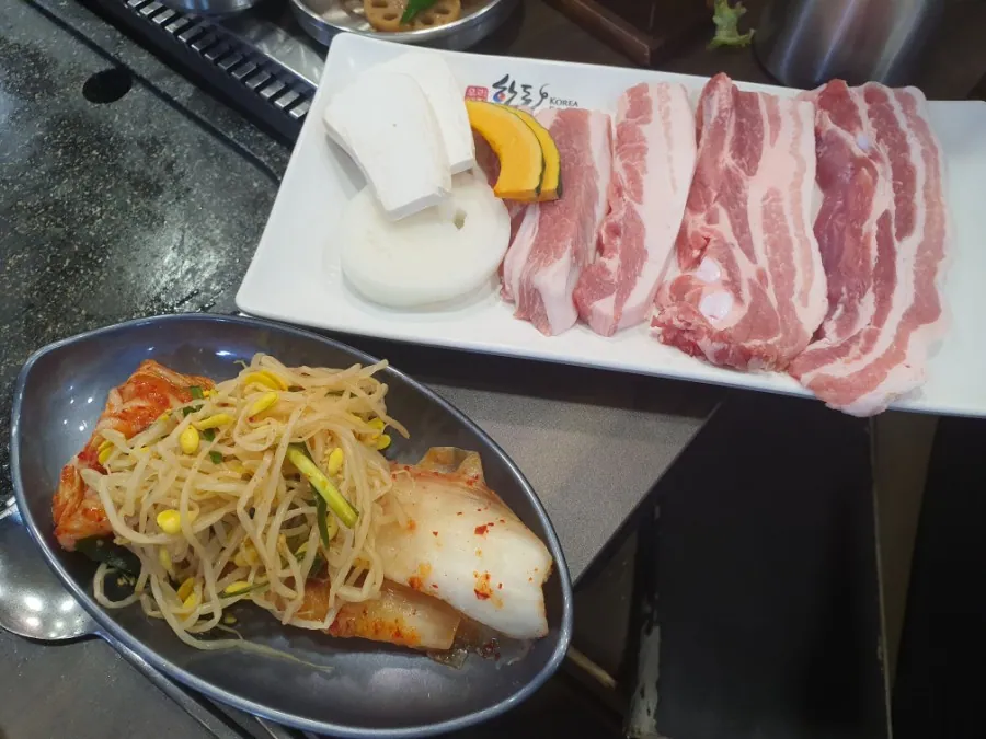 시민식당 종로본점 · 원문 게시 당시 방문 사진 (2019-11-29T09:32:49+09:00). 종로3가 시민식당 간판·층별 실내·직접 주문 고기와 찌개 확인. 방송/홍보사진 중심 안내문·메뉴는 보류; 빈 접시·잔반 단독 컷 제외. GIF는 전체 프레임 검수 후 원본 보조로만 사용.