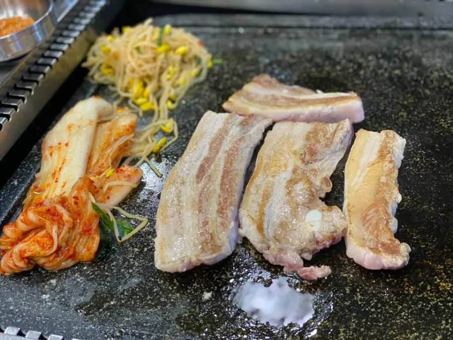 시민식당 종로본점 · 원문 게시 당시 방문 사진 (2019-11-29T09:32:49+09:00). 종로3가 시민식당 간판·층별 실내·직접 주문 고기와 찌개 확인. 방송/홍보사진 중심 안내문·메뉴는 보류; 빈 접시·잔반 단독 컷 제외. GIF는 전체 프레임 검수 후 원본 보조로만 사용.