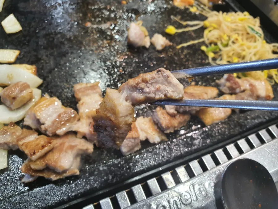 시민식당 종로본점 · 원문 게시 당시 방문 사진 (2019-11-29T09:32:49+09:00). 종로3가 시민식당 간판·층별 실내·직접 주문 고기와 찌개 확인. 방송/홍보사진 중심 안내문·메뉴는 보류; 빈 접시·잔반 단독 컷 제외. GIF는 전체 프레임 검수 후 원본 보조로만 사용.