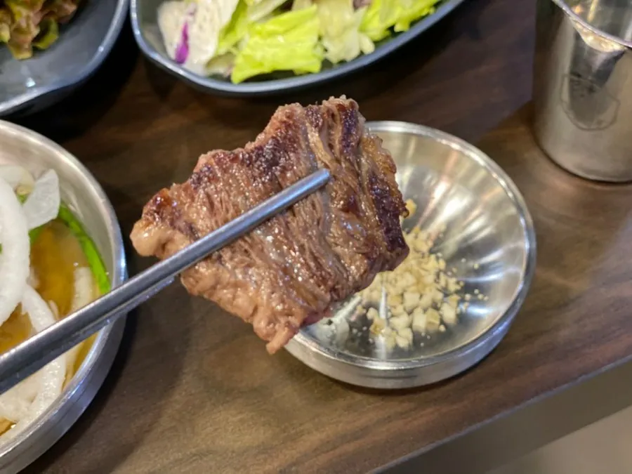 시민식당 종로본점 · 원문 게시 당시 방문 사진 (2019-11-29T09:32:49+09:00). 종로3가 시민식당 간판·층별 실내·직접 주문 고기와 찌개 확인. 방송/홍보사진 중심 안내문·메뉴는 보류; 빈 접시·잔반 단독 컷 제외. GIF는 전체 프레임 검수 후 원본 보조로만 사용.