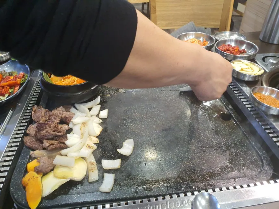 시민식당 종로본점 · 원문 게시 당시 방문 사진 (2019-11-29T09:32:49+09:00). 종로3가 시민식당 간판·층별 실내·직접 주문 고기와 찌개 확인. 방송/홍보사진 중심 안내문·메뉴는 보류; 빈 접시·잔반 단독 컷 제외. GIF는 전체 프레임 검수 후 원본 보조로만 사용.