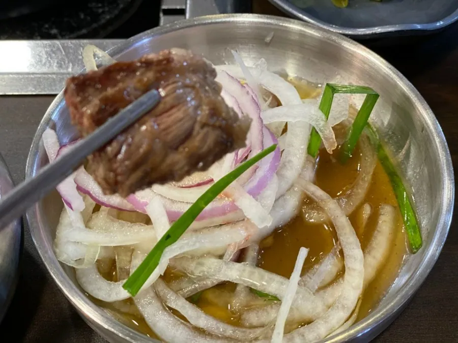 시민식당 종로본점 · 원문 게시 당시 방문 사진 (2019-11-29T09:32:49+09:00). 종로3가 시민식당 간판·층별 실내·직접 주문 고기와 찌개 확인. 방송/홍보사진 중심 안내문·메뉴는 보류; 빈 접시·잔반 단독 컷 제외. GIF는 전체 프레임 검수 후 원본 보조로만 사용.