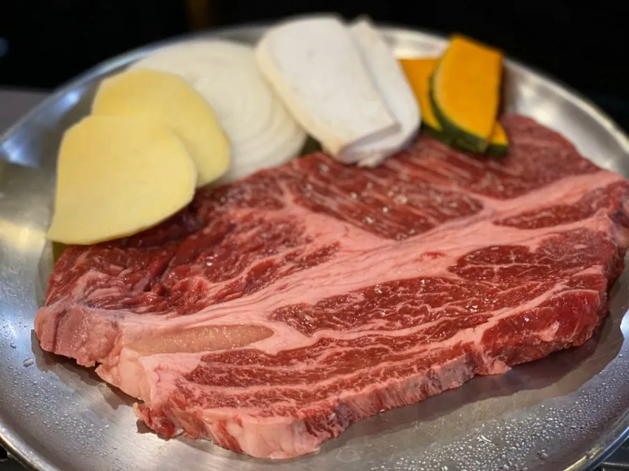 시민식당 종로본점 · 원문 게시 당시 방문 사진 (2019-11-29T09:32:49+09:00). 종로3가 시민식당 간판·층별 실내·직접 주문 고기와 찌개 확인. 방송/홍보사진 중심 안내문·메뉴는 보류; 빈 접시·잔반 단독 컷 제외. GIF는 전체 프레임 검수 후 원본 보조로만 사용.