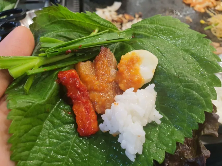 시민식당 종로본점 · 원문 게시 당시 방문 사진 (2019-11-29T09:32:49+09:00). 종로3가 시민식당 간판·층별 실내·직접 주문 고기와 찌개 확인. 방송/홍보사진 중심 안내문·메뉴는 보류; 빈 접시·잔반 단독 컷 제외. GIF는 전체 프레임 검수 후 원본 보조로만 사용.