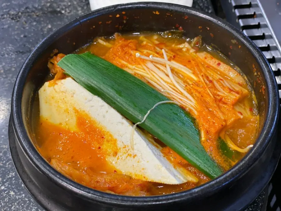시민식당 종로본점 · 원문 게시 당시 방문 사진 (2019-11-29T09:32:49+09:00). 종로3가 시민식당 간판·층별 실내·직접 주문 고기와 찌개 확인. 방송/홍보사진 중심 안내문·메뉴는 보류; 빈 접시·잔반 단독 컷 제외. GIF는 전체 프레임 검수 후 원본 보조로만 사용.