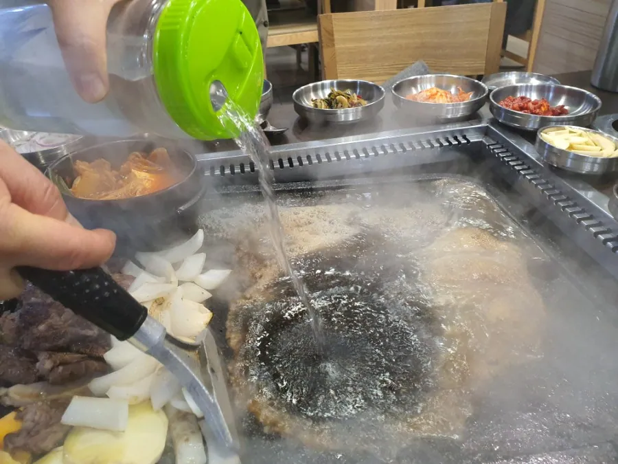 시민식당 종로본점 · 원문 게시 당시 방문 사진 (2019-11-29T09:32:49+09:00). 종로3가 시민식당 간판·층별 실내·직접 주문 고기와 찌개 확인. 방송/홍보사진 중심 안내문·메뉴는 보류; 빈 접시·잔반 단독 컷 제외. GIF는 전체 프레임 검수 후 원본 보조로만 사용.