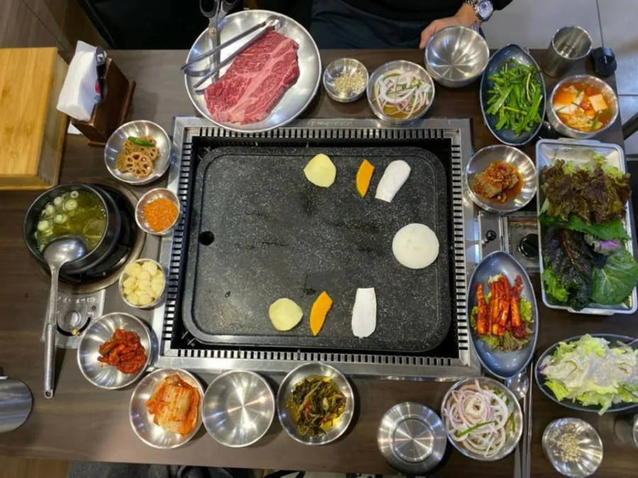 시민식당 종로본점 · 원문 게시 당시 방문 사진 (2019-11-29T09:32:49+09:00). 종로3가 시민식당 간판·층별 실내·직접 주문 고기와 찌개 확인. 방송/홍보사진 중심 안내문·메뉴는 보류; 빈 접시·잔반 단독 컷 제외. GIF는 전체 프레임 검수 후 원본 보조로만 사용.