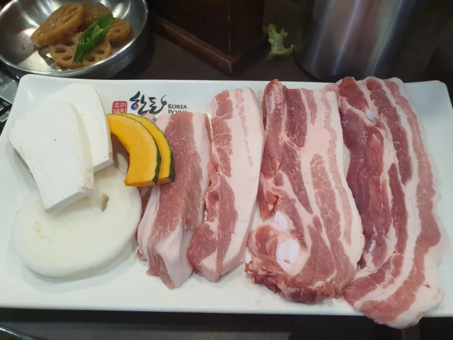시민식당 종로본점 · 원문 게시 당시 방문 사진 (2019-11-29T09:32:49+09:00). 종로3가 시민식당 간판·층별 실내·직접 주문 고기와 찌개 확인. 방송/홍보사진 중심 안내문·메뉴는 보류; 빈 접시·잔반 단독 컷 제외. GIF는 전체 프레임 검수 후 원본 보조로만 사용.