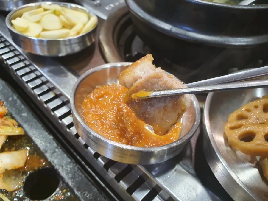 시민식당 종로본점 · 원문 게시 당시 방문 사진 (2019-11-29T09:32:49+09:00). 종로3가 시민식당 간판·층별 실내·직접 주문 고기와 찌개 확인. 방송/홍보사진 중심 안내문·메뉴는 보류; 빈 접시·잔반 단독 컷 제외. GIF는 전체 프레임 검수 후 원본 보조로만 사용.