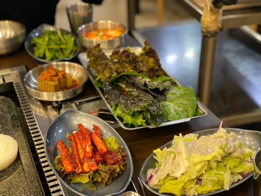 시민식당 종로본점 · 원문 게시 당시 방문 사진 (2019-11-29T09:32:49+09:00). 종로3가 시민식당 간판·층별 실내·직접 주문 고기와 찌개 확인. 방송/홍보사진 중심 안내문·메뉴는 보류; 빈 접시·잔반 단독 컷 제외. GIF는 전체 프레임 검수 후 원본 보조로만 사용.
