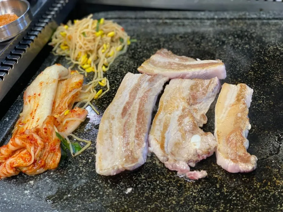 시민식당 종로본점 · 원문 게시 당시 방문 사진 (2019-11-29T09:32:49+09:00). 종로3가 시민식당 간판·층별 실내·직접 주문 고기와 찌개 확인. 방송/홍보사진 중심 안내문·메뉴는 보류; 빈 접시·잔반 단독 컷 제외. GIF는 전체 프레임 검수 후 원본 보조로만 사용.